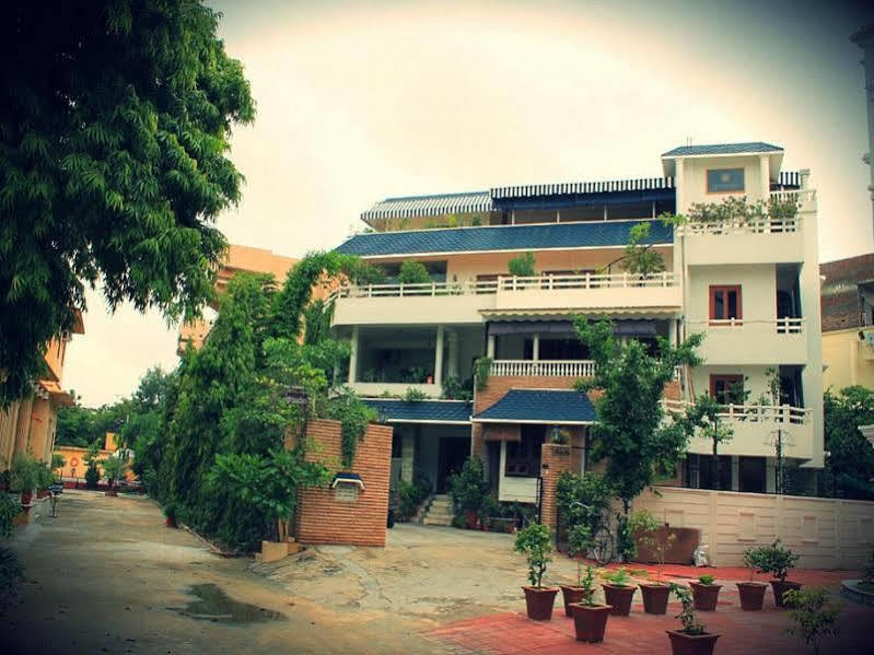 Giri Homestay By Vista Rooms Jaipur Exteriör bild