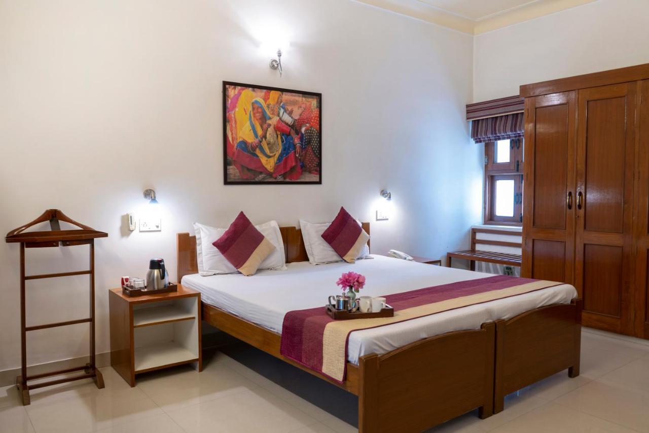 Giri Homestay By Vista Rooms Jaipur Exteriör bild